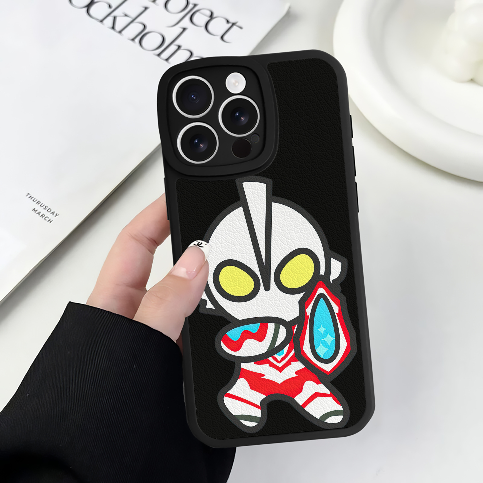 （画像用） ウルトラマン Ultraman 【iPhone 16シリーズ対応】シリコンスマホケース（レザー調） 材質：シリコン